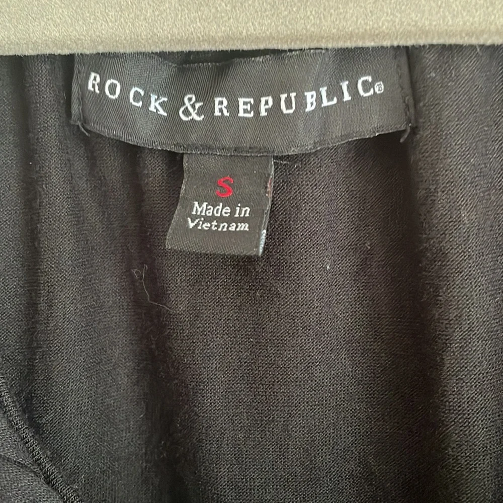 Rock & Republic Cold Shoulder Black Top with embedded necklace Size Small
